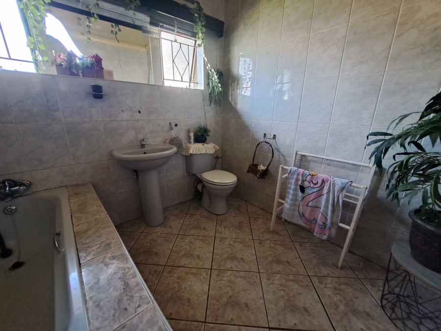 5 Bedroom Property for Sale in Oos Einde North West